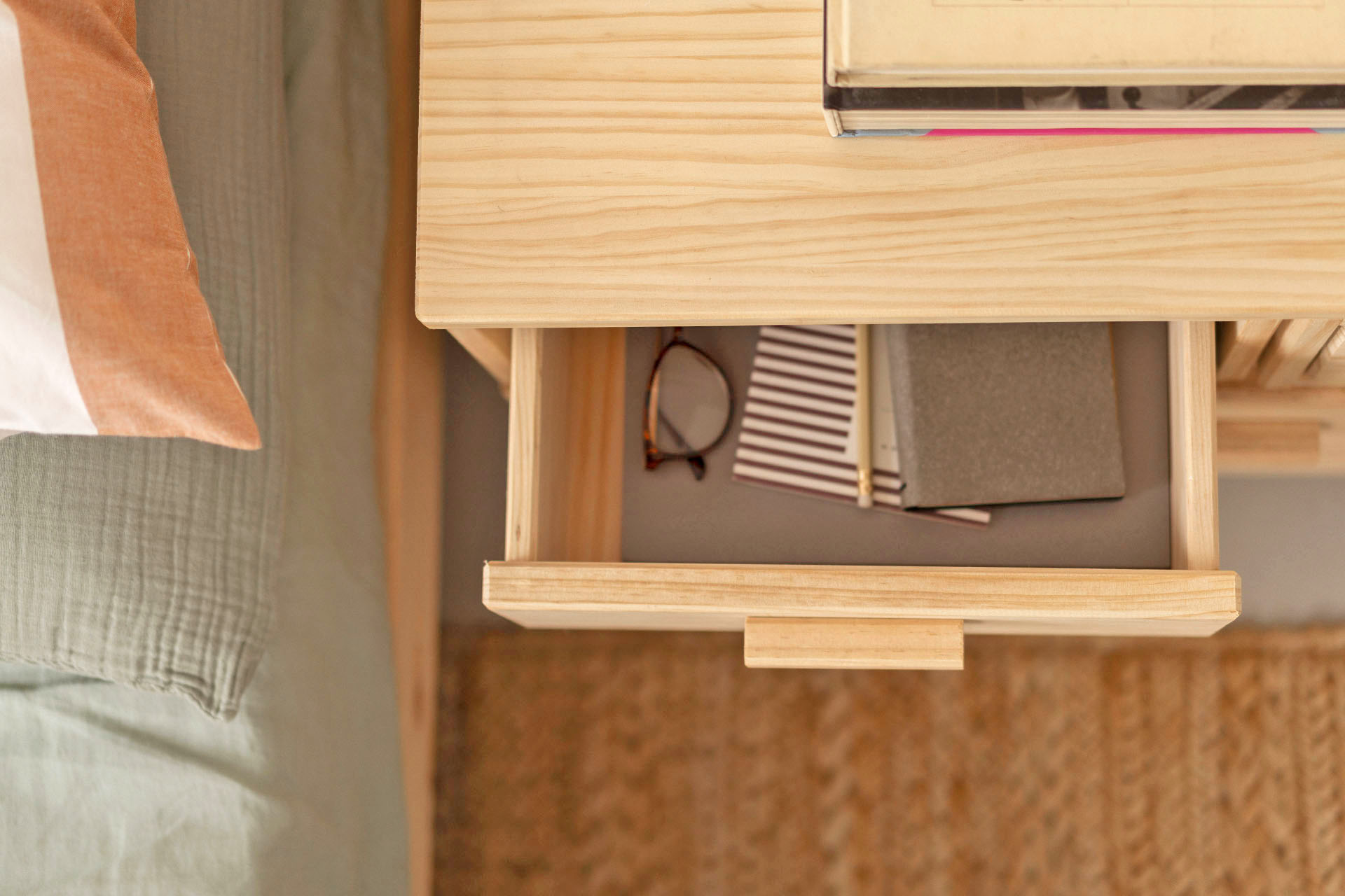 Imagen de ambiente 2 para:Mesilla de noche de madera natural